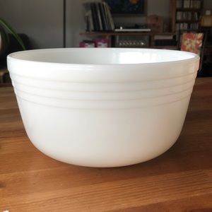 White Pyrex milk glass mixing bowl